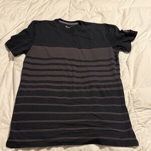 LG Men's Black and Gray Patterned Tee